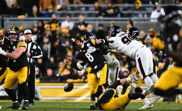  Watch: Aaron Rodgers demolished on strip-sack