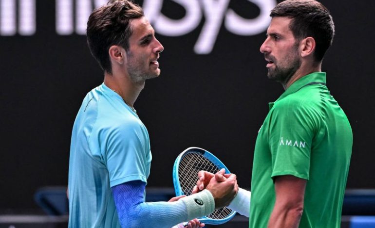  Djokovic reaches Aussie Open semis after injury to opponent
